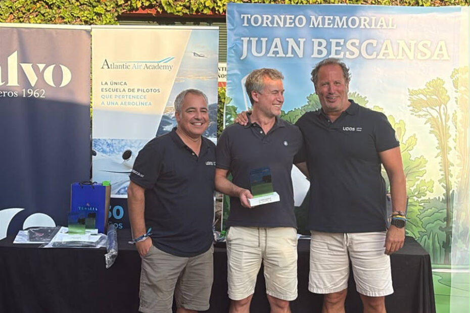 Clemente Lastres recogiendo el trofeo.