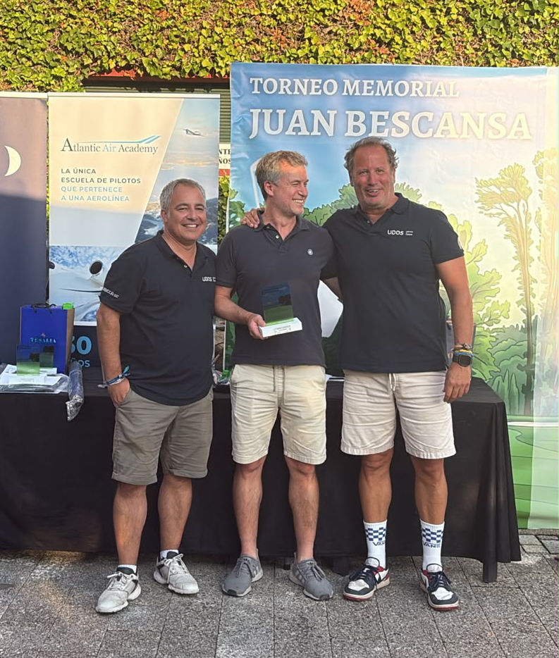 Clemente Lastres se adjudica el IV Memorial Juan Bescansa 1 Clemente Lastres recogiendo el trofeo.